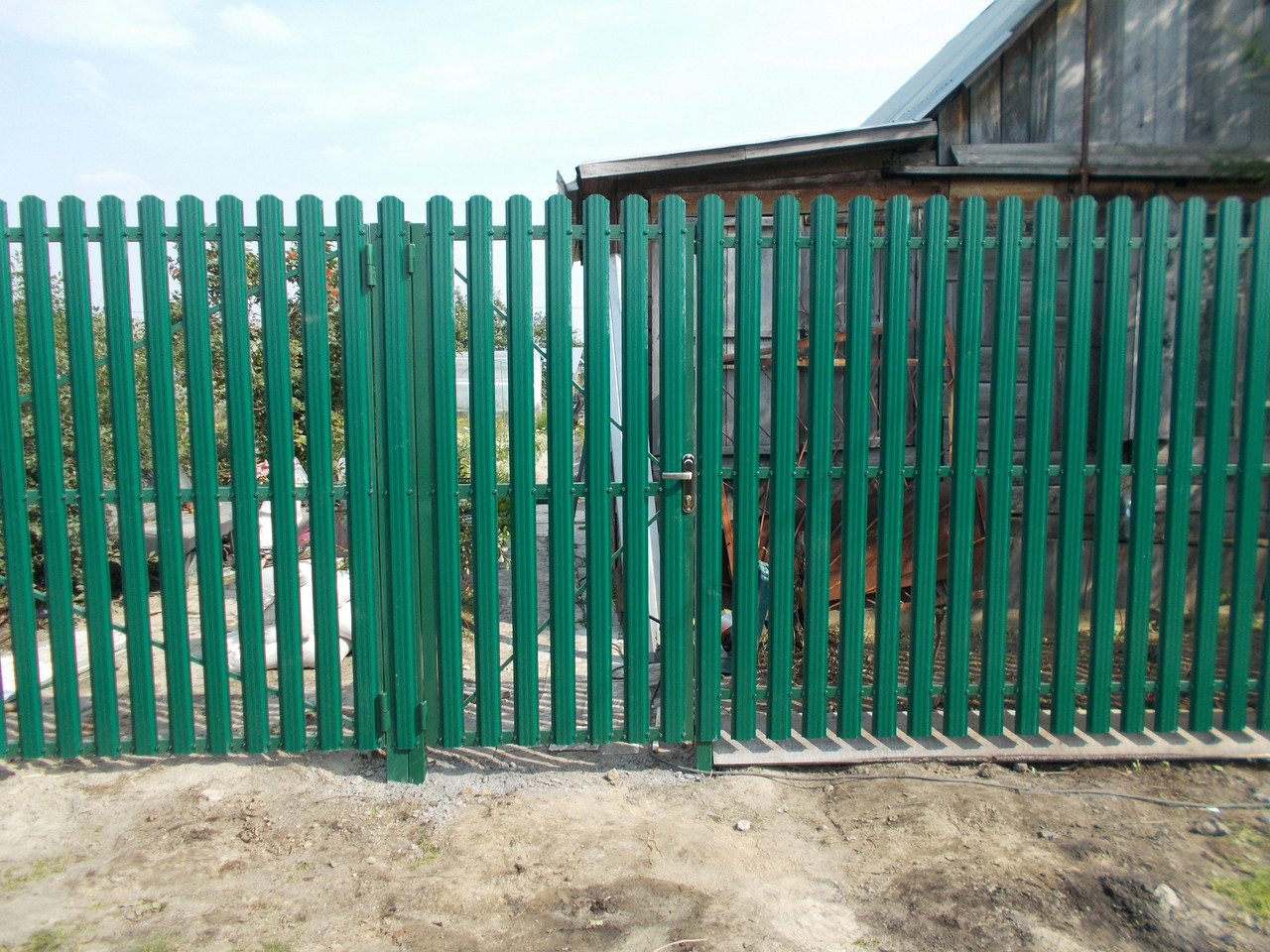 Купить металл на забор. Забор RAL 6005 из евроштакетника. Металлический забор штакетник 132мм. Забор из евроштакетника 1.8. Металлический штакетник Олимп Novalux.
