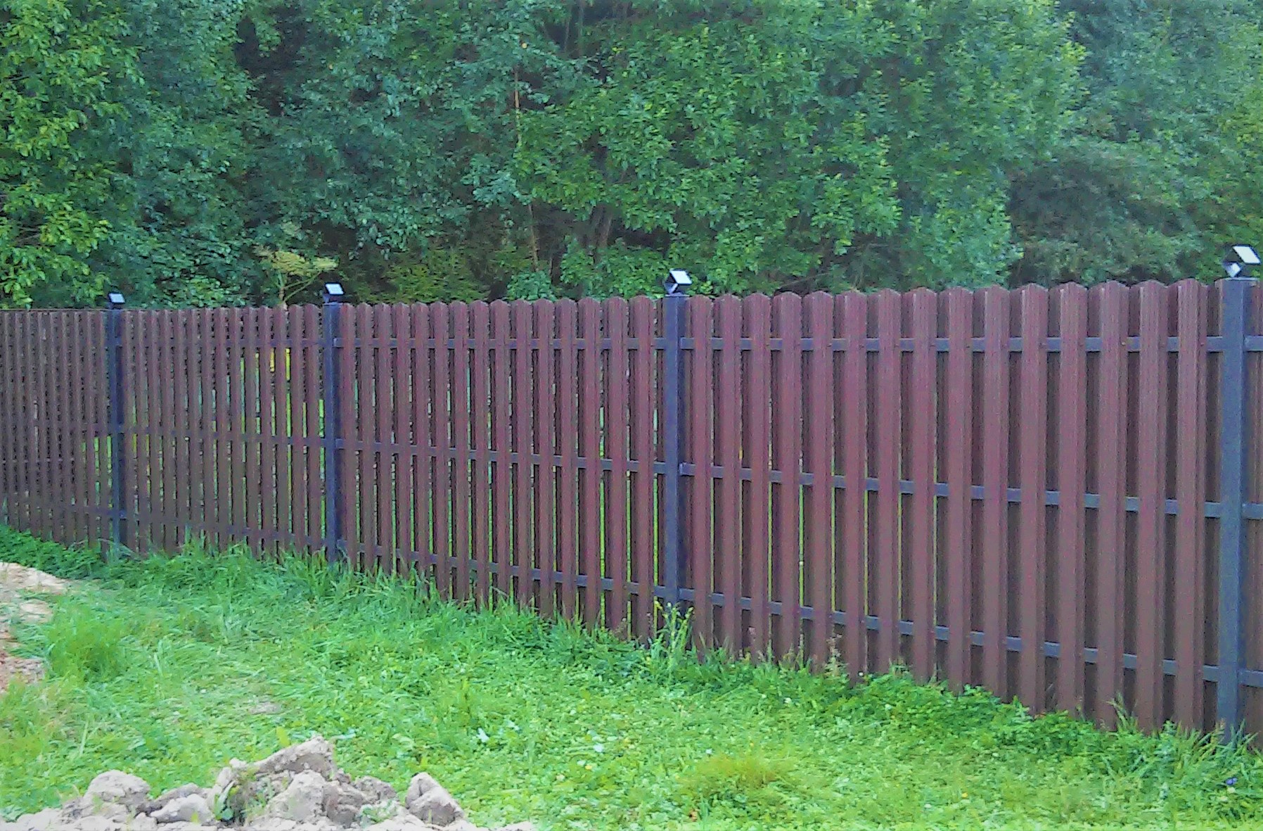 Забор из металлического штакетника картинки и фото