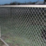 Забор из оцинкованной сетки рабицы для дачи